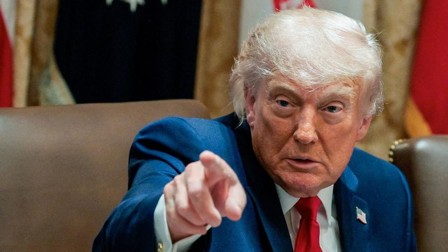 Foto: Pemimpin Amerika Serikat Donald Trump mengacungkan jarinya dalam pertemuan kabinet di Ruang Kabinet Gedung Putih, Washington, D. C. , pada 27 Mei 2026. (REUTERS/Evan Vucci)