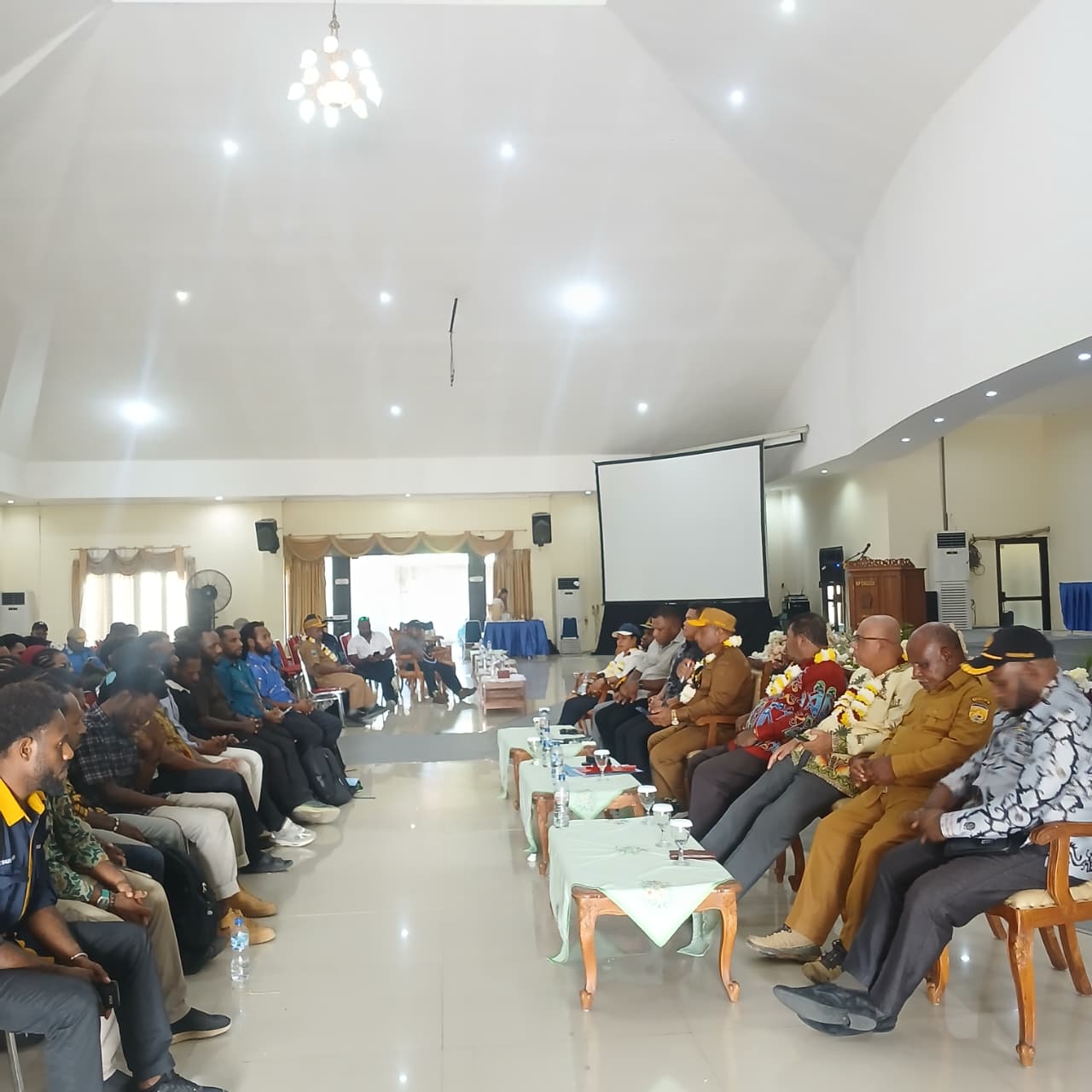 Sekretaris Daerah Kabupaten Puncak mendengarkan aspirasi mahasiswa IPMAP Se-Jawa Bali dalam sebuah pertemuan di Semarang.