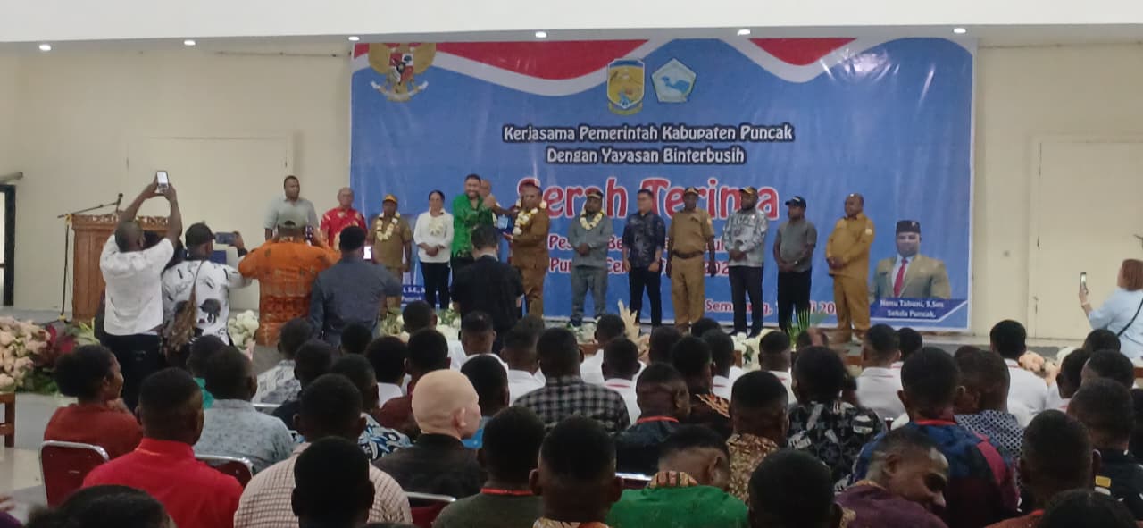 Foto: Pemerintah Kabupaten Puncak bersamaan dengan Yayasan Binterbusih berpose bersama para peserta Program Beasiswa Unggulan Puncak Cerdas Gelombang II setelah acara pelepasan di Gedung D'Elang, Semarang, pada Senin (13/7/2026). Program ini adalah wujud komitmen pemerintah untuk menyiapkan sumber daya manusia berkualitas dalam upaya pembangunan Kabupaten Puncak dan Papua Tengah. (Dok Naronews.com)