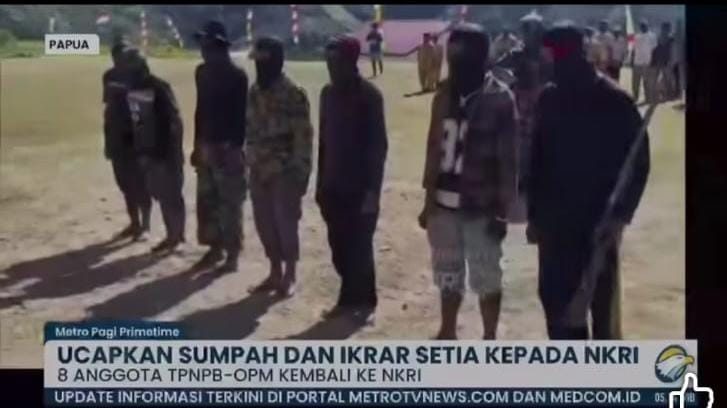 Dokumentasi berita mengenai kegiatan pernyataan setia kepada NKRI oleh beberapa individu yang disebut sebagai anggota kelompok bersenjata di Papua, dengan kehadiran aparat keamanan dalam acara yang menarik perhatian publik.